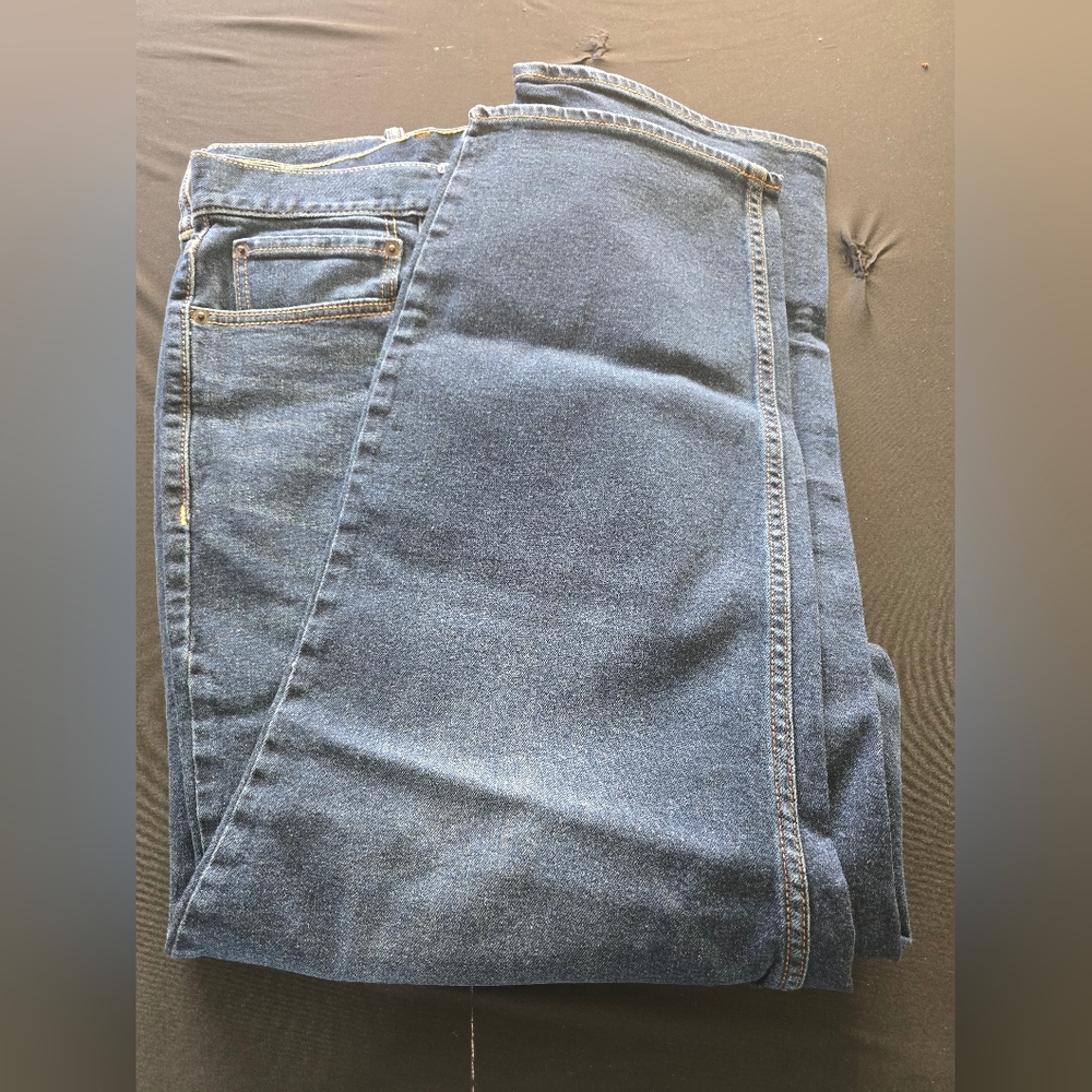 Old Navy Athletic Taper Built-In Flex Jeans - Picture 3 of 7